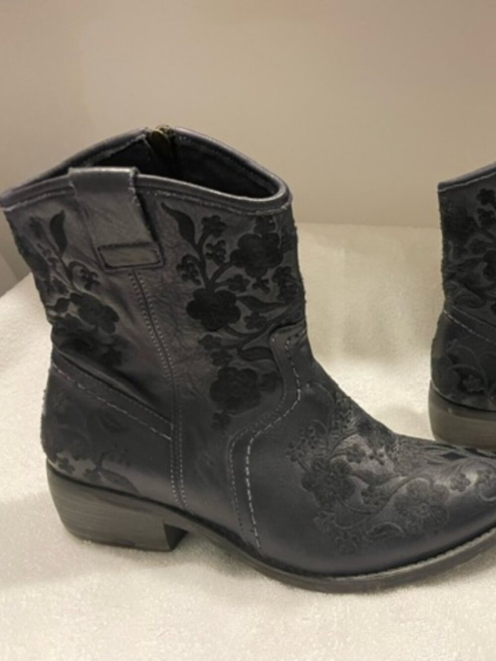 Taos black Privilege Leather Embroidered Western Ankle Boots Size 8-8.5 39